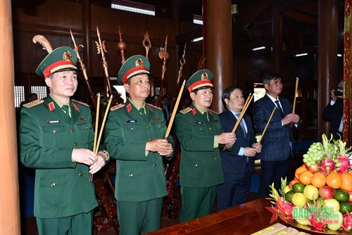 Thượng tướng Lê Huy Vịnh dâng hương Đền thờ Bác Hồ và các Anh hùng liệt sĩ tỉnh Quảng Bình

